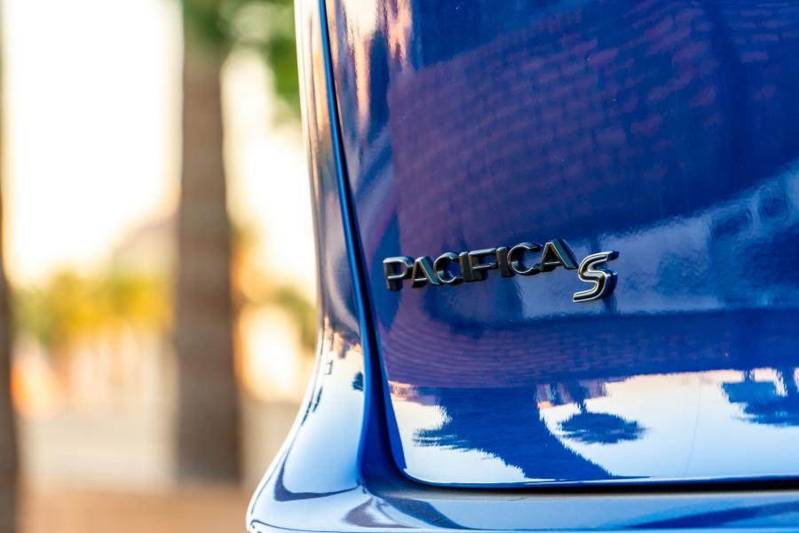 Логотип Chrysler Pacifica Hybrid S Appearance Package (RU) 2018 года  (фото 22 из 33)
